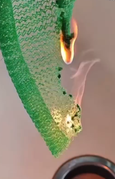 社交平台有網民聲稱曾以打火機測試穗禾苑外牆棚架保護網,發現保護網在火燒後,火勢應棚網蔓延。(影片截圖)