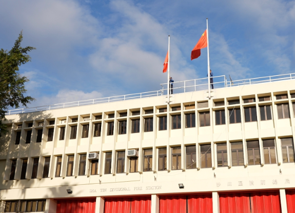 大埔宏福苑五級火,消防員何偉豪殉職,沙田消防局降半旗,有市民在消防局外送的上鮮花和心意卡。(中通社)