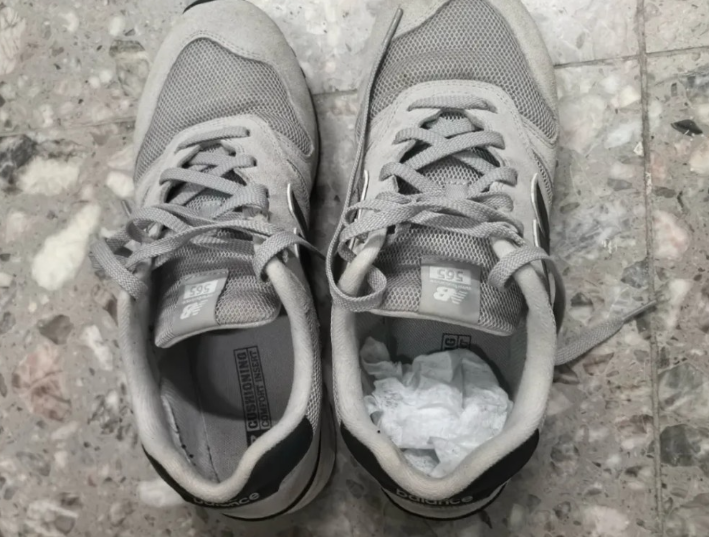 海關關員在男子的運動鞋內搜出冰毒。(互聯網)