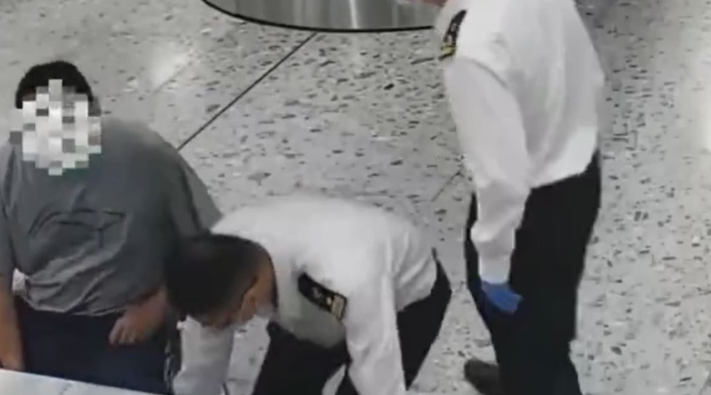 男子被檢查時表現慌張。(互聯網)