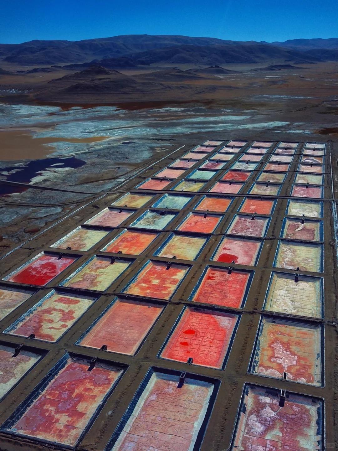 從高空俯瞰,扎布耶茶卡的鹽湖仿佛散落在西藏大地上的調色盤。(圖片來源:Love in Brilliance@小紅書)
