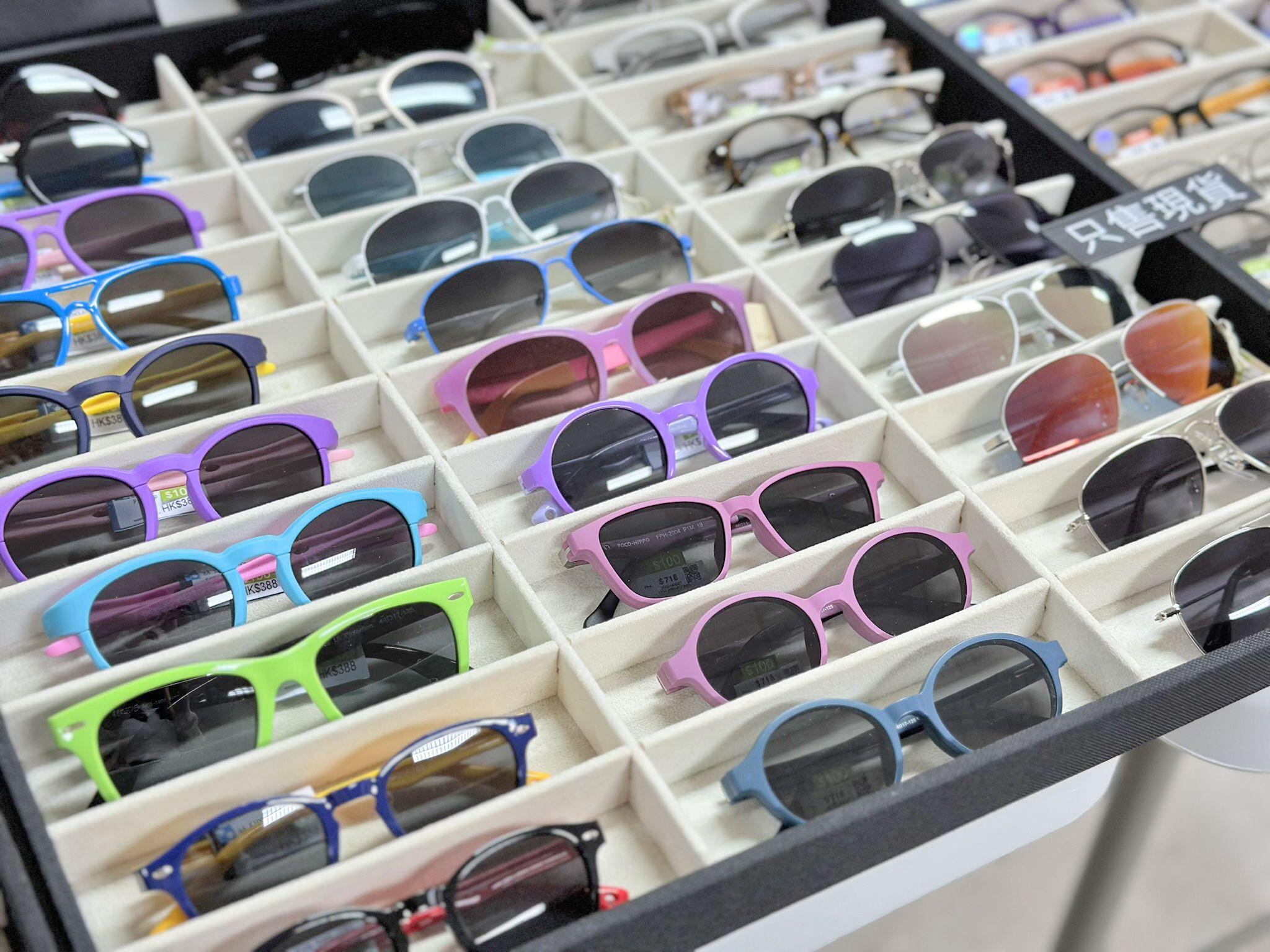 近50個國際品牌精選鏡架及太陽眼鏡,款式超過800款
