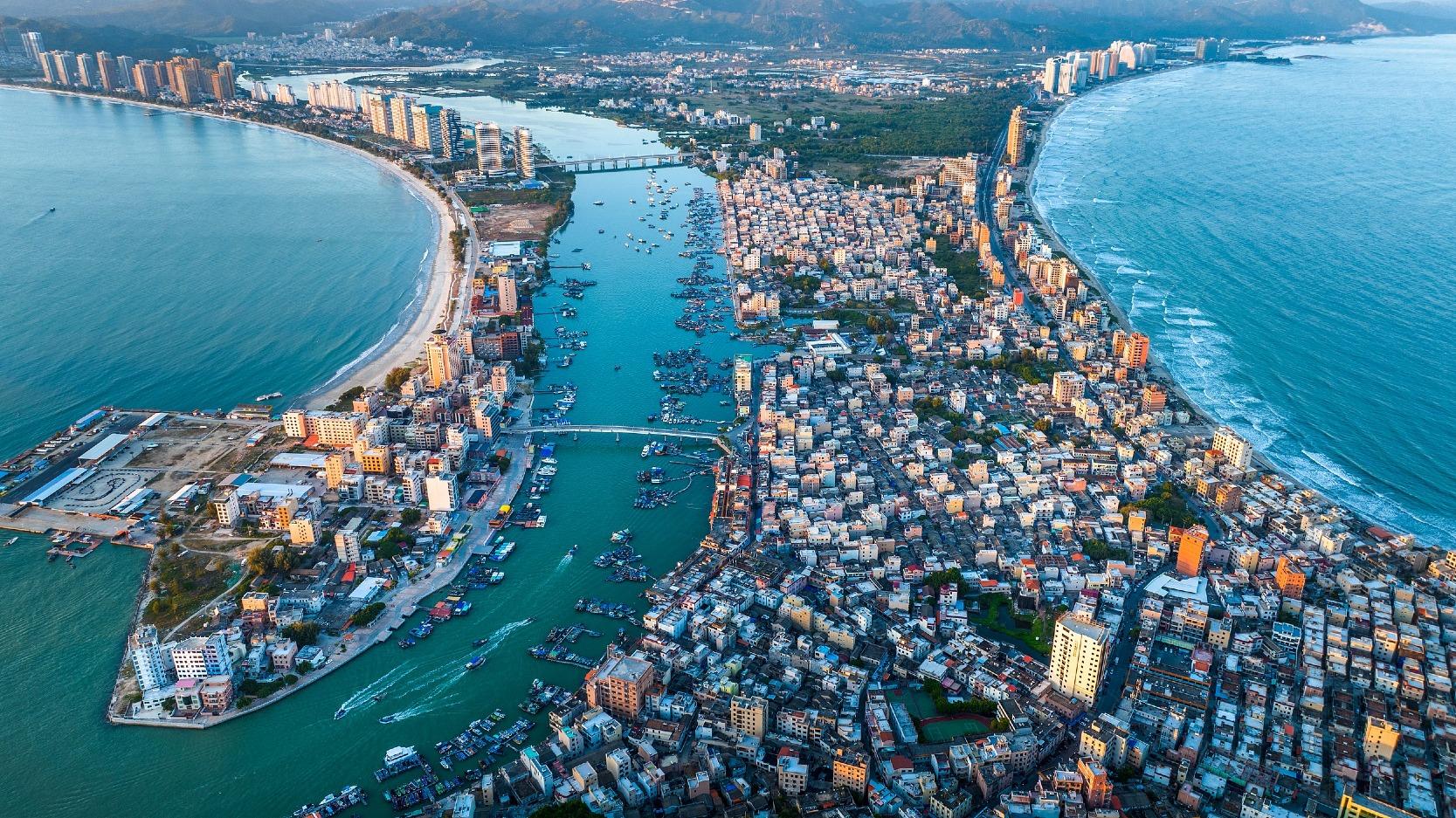 雙月灣擁有「雙灣雙海」奇觀,且兩邊海灣的海浪狀況截然不同。(圖片來源:視覺中國)