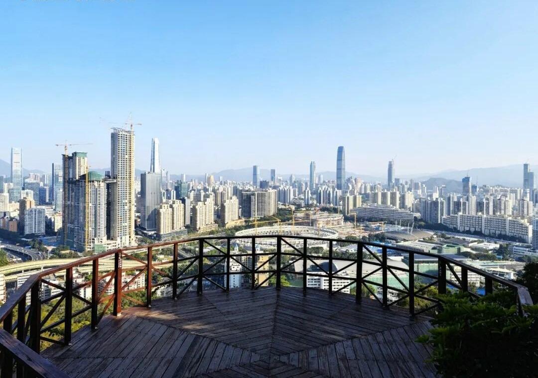 筆架山公園位於深圳市中心北側,毗鄰福田中心區,園內小山峰十分多,其中三座主峰東西鼎立,形同筆架,因而得名。山上沿路也能夠眺望深圳市中心繁華景象。(圖片說明:Shutterstock)