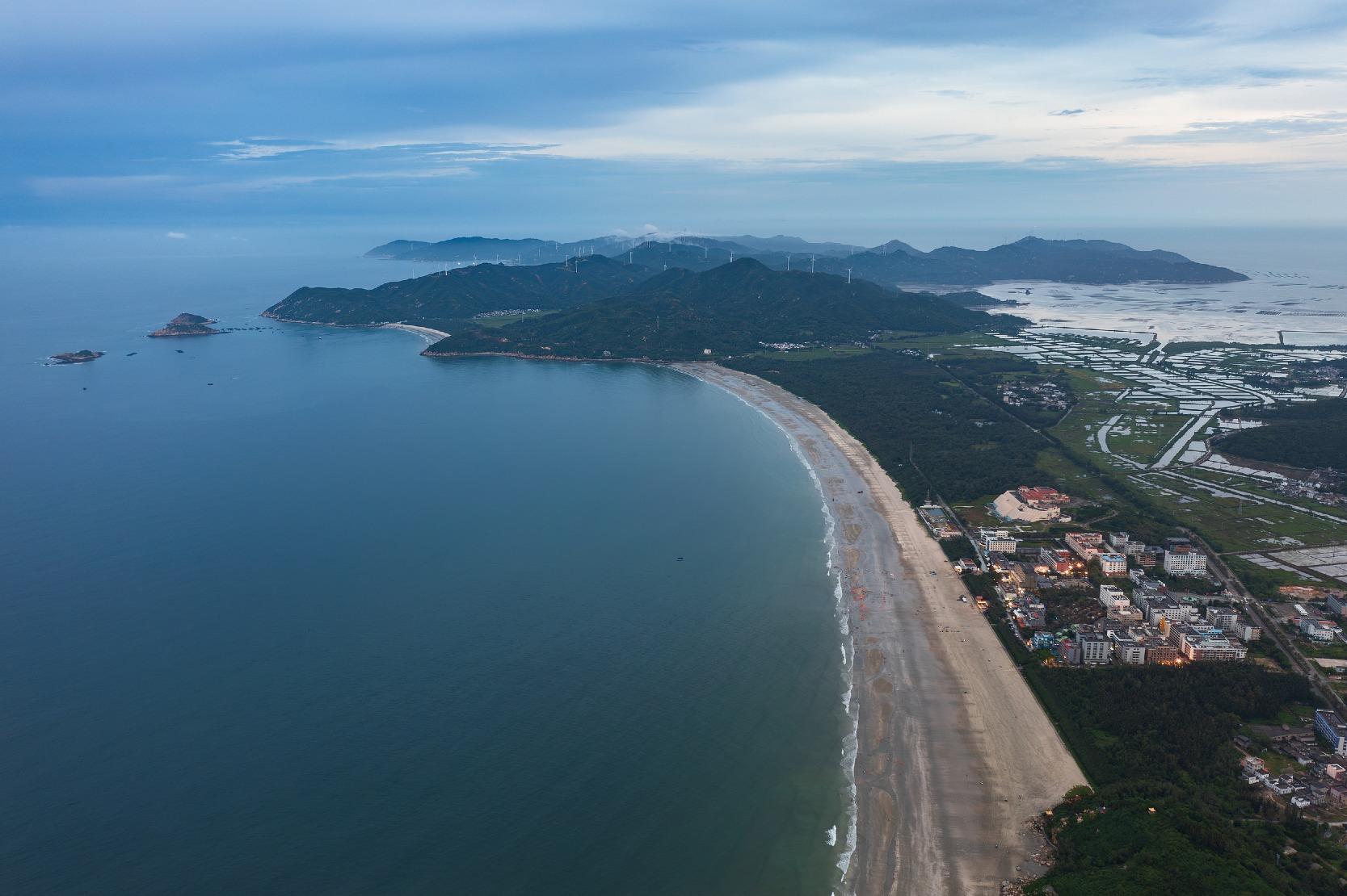 飛沙灘是上川島著名的旅遊度假區,尤其沙質潔白,水質晶瑩剔透。(圖片來源:視覺中國)