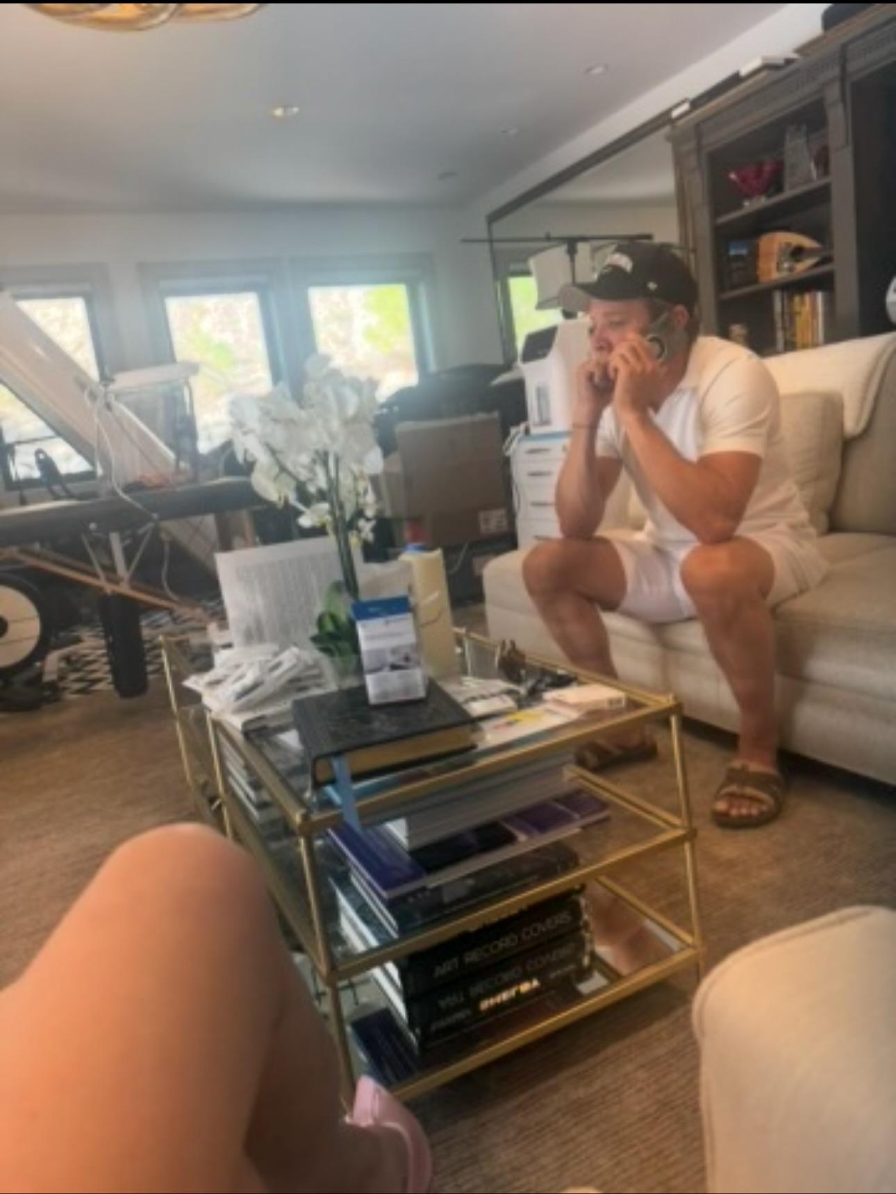 周依在晒出與謝洛美同處一室的照片,力證兩人關係。