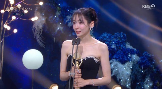 朴智賢2014年透過短篇電影《真心》出道,努力11年終獲青龍獎。