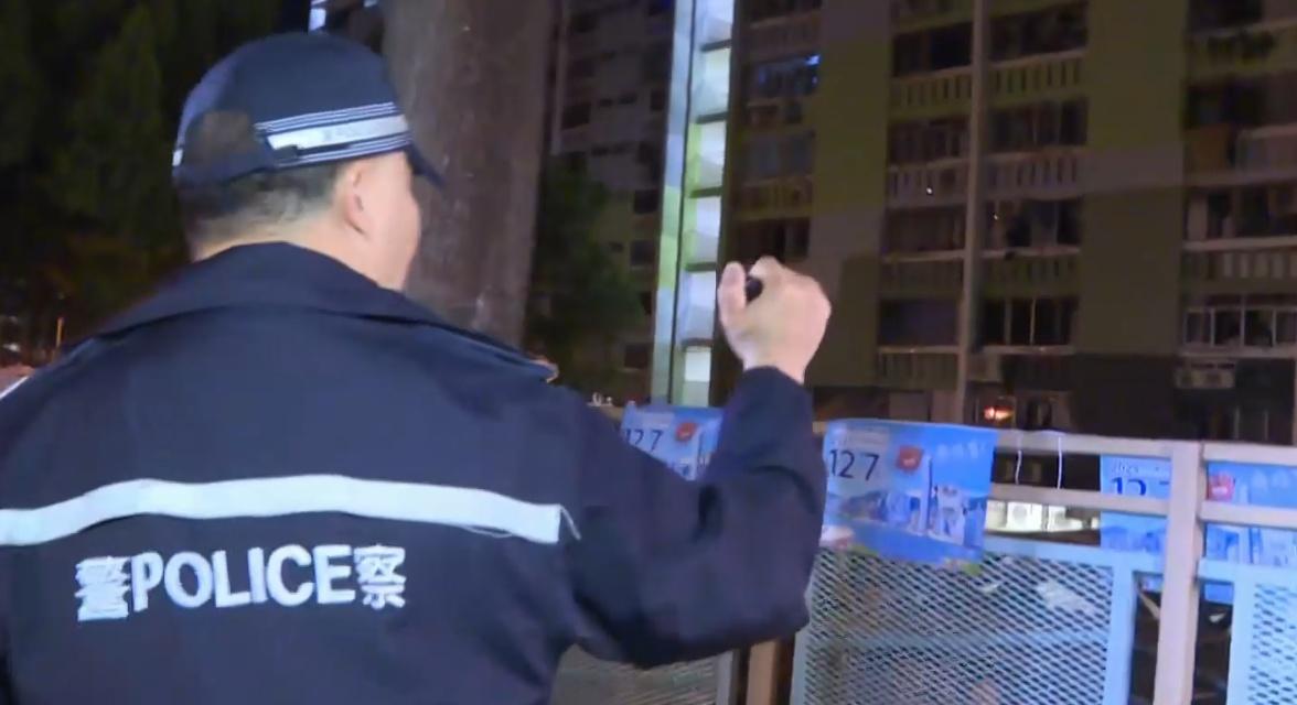 南山邨多張張貼於邨內的選舉海報被人撕毀,懷疑遭蓄意破壞。(有線新聞截圖)