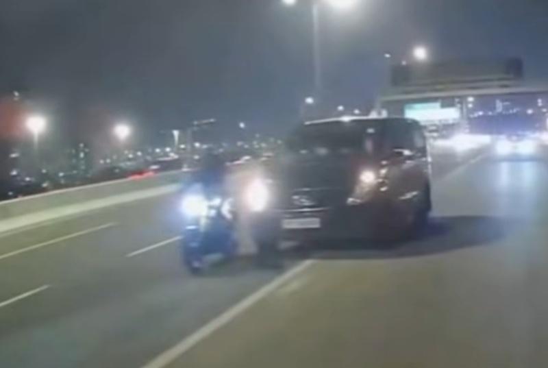 客貨車司機撞向右前方一輛電單車。(FB/車cam L(香港群組))