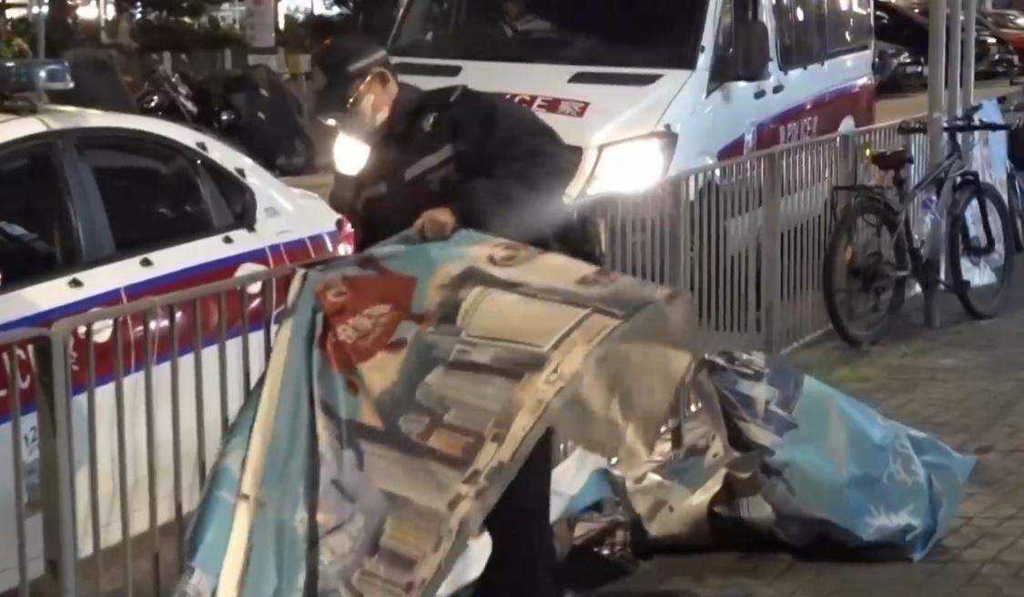 警方正調查新蒲崗景福街橫額是遭人破壞抑或被強風吹毀。(有線新聞截圖)