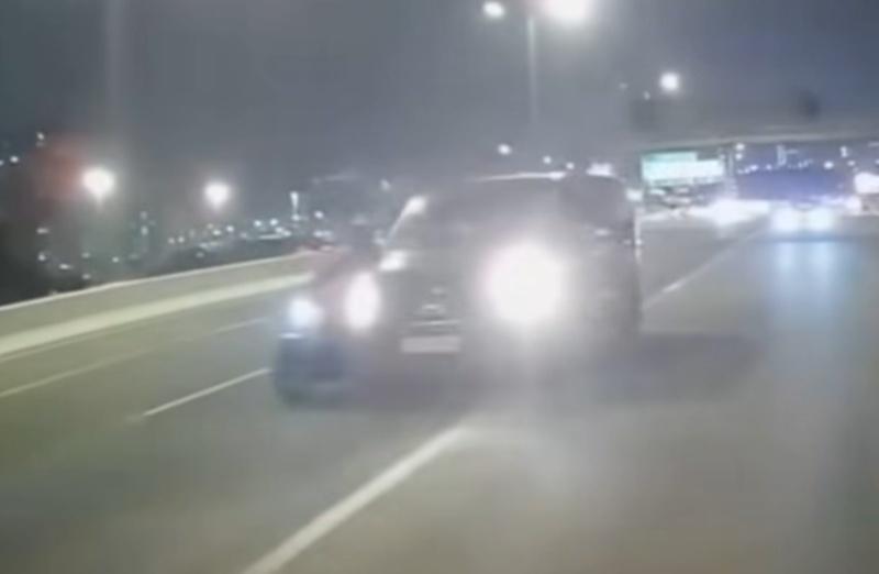 客貨車司機撞向右前方一輛電單車。(FB/車cam L(香港群組))