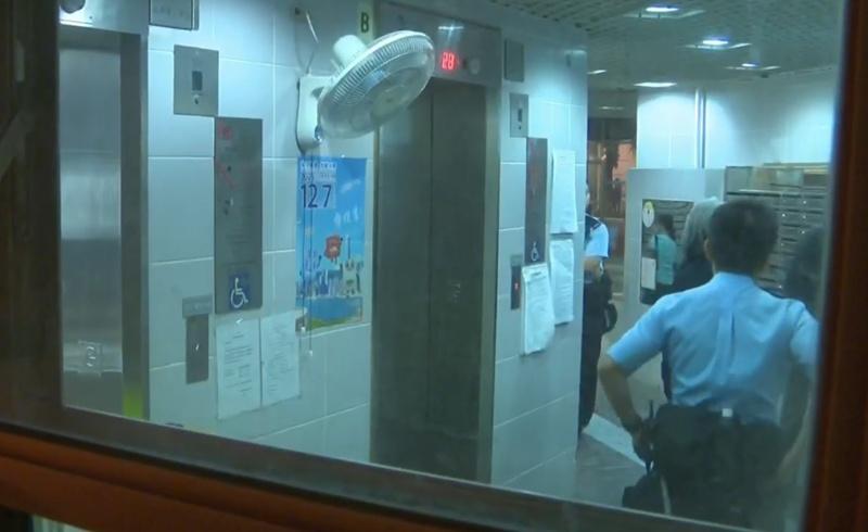 警員翻查大廈「天眼」搜證,行兇原因及兇徒行蹤有待調查。(有線新聞截圖)