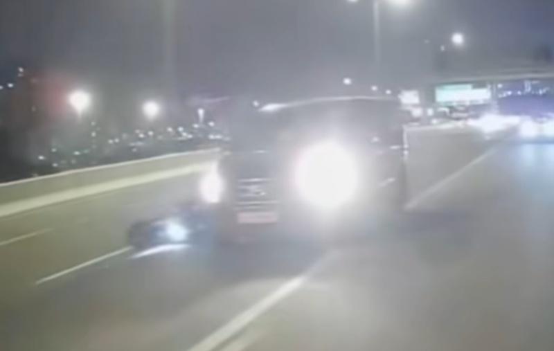 電單車司機隨即連人帶車倒地,電單車零件散落地面。(FB/車cam L(香港群組))