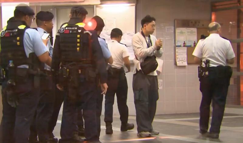 石硤尾邨兩青年被斬送院,大批警員持盾緝兇。(有線新聞截圖)