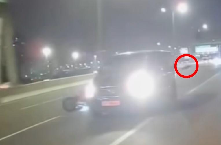 電單車司機隨即連人帶車倒地,電單車零件散落地面。(FB/車cam L(香港群組))