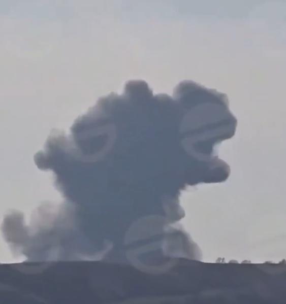 墜毀後發生巨大爆炸,巨大黑煙湧上半空。(X)