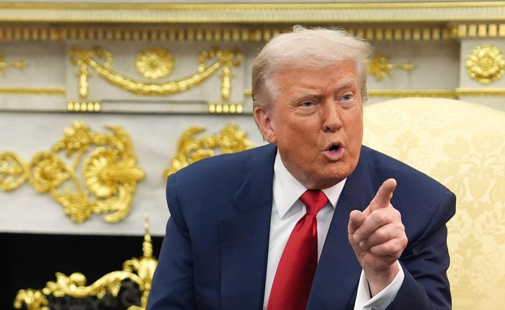 記者問為何不自行公開文件遭特朗普斥責。(AP)