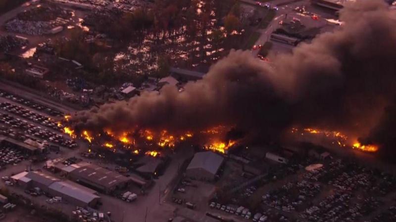 警方指,多個緊急應變單位已趕赴現場救援,強調現場情況仍屬「活躍狀態」,呼籲民眾遠離該地區。(X)
