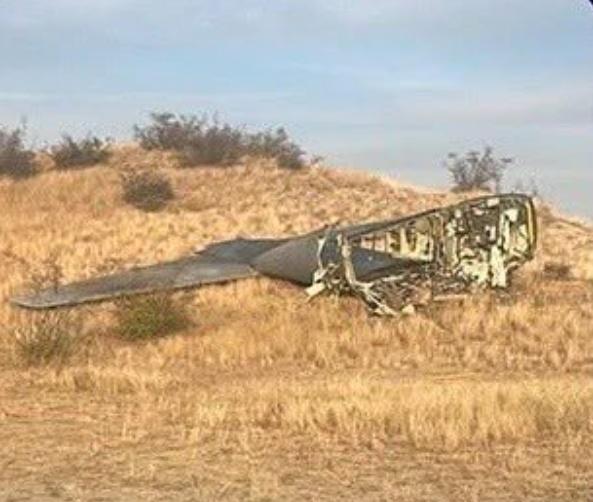 墜毀後發生巨大爆炸,巨大黑煙湧上半空。(X)