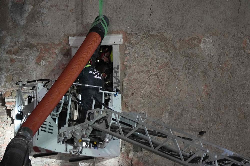 消防:建築物存在進一步坍塌風險。(AP)