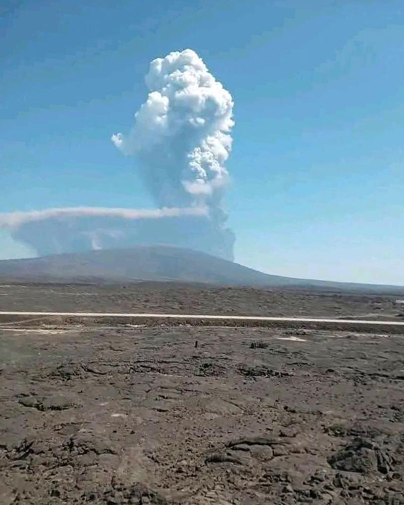 遠處都看得到海利古火山噴出的火山煙柱。(AP)