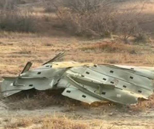 墜毀後發生巨大爆炸,巨大黑煙湧上半空。(X)