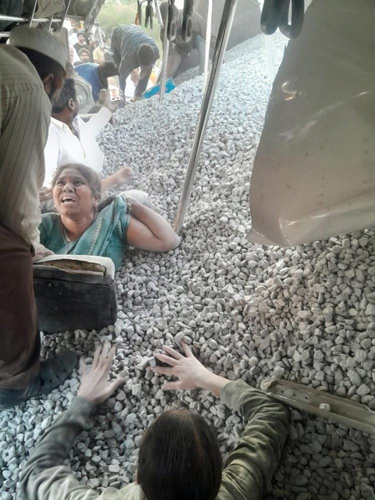 多人一度被困在碎石中。(X)