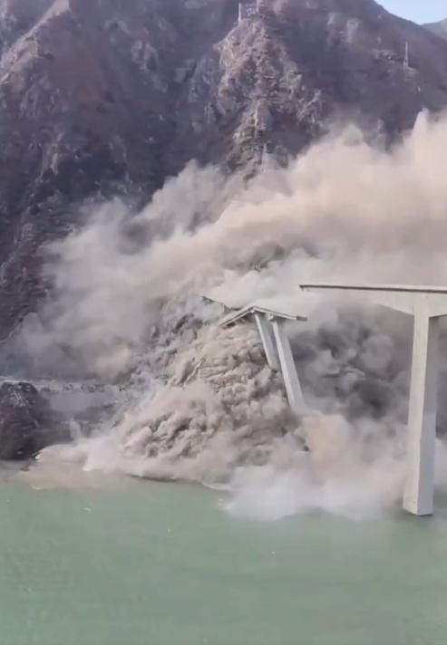 紅旗橋靠近山體一側的橋墩和橋面隨即斷裂垮塌,墜落下方河中,翻起巨大煙塵。(微博)