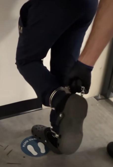 男童被戴上手銬,之後被戴上腳鐐並關進佛羅里達州監獄拘留室。(FB)