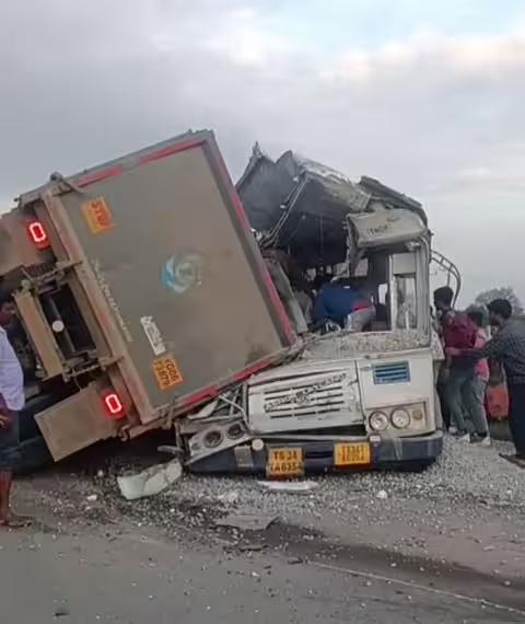 巴士車頭嚴重擠壓損毀,半邊車身被削走。(X)