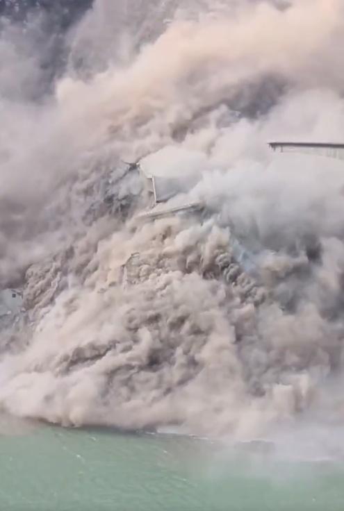 紅旗橋靠近山體一側的橋墩和橋面隨即斷裂垮塌,墜落下方河中,翻起巨大煙塵。(微博)