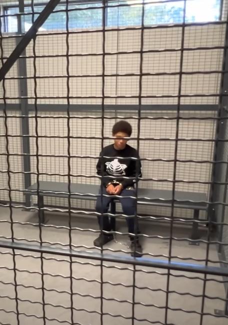 男童被戴上手銬,之後被戴上腳鐐並關進佛羅里達州監獄拘留室。(FB)