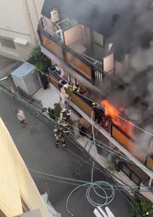 女子掙扎拒絕被救,還踹掉雲梯令消防員墮地。(X)