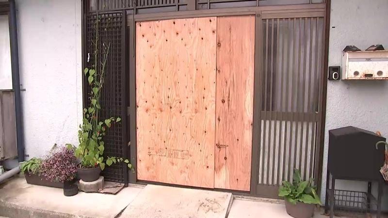 一隻身長逾1米的野熊撞破一戶民宅的拉門並闖入。(YouTube)