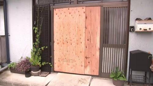 秋田縣五城目町有野熊撞破民宅的拉門並闖入,傷及一對母女。屋主事後用木板封住門口。(互聯網)