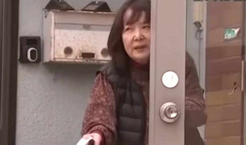 女戶主描述,野熊從玄關到廚房的走廊跑來跑去大約20秒。(YouTube)