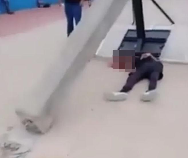 Levi在半空連人帶籃框、籃板墮地,慘被籃板砸中頭部,當場鮮血四濺喪命。(FB)