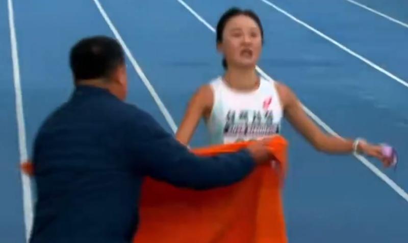 金皖基趕緊上前迎接,拿出毛巾抱住李秀珉。(X)