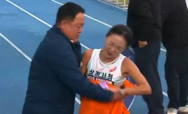 李秀珉卻顯露出相當厭惡的表情,並急於掙脫對方。(X)