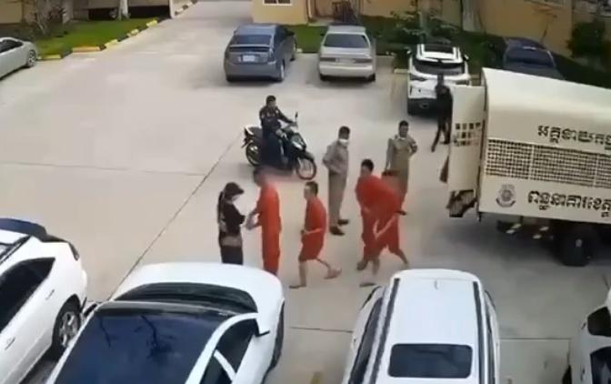 一名囚犯落車後迅速解開與另一名囚犯的手銬,女子立即向對方遞上槍械。(IG)