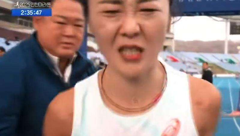 李秀珉卻顯露出相當厭惡的表情,並急於掙脫對方。(X)