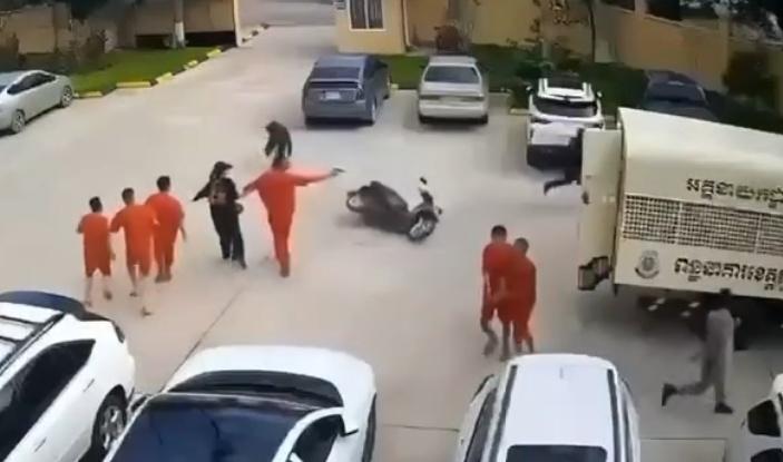 該囚犯立即向警員開槍,牽著女子,與另外5名囚犯衝出大門。(IG)