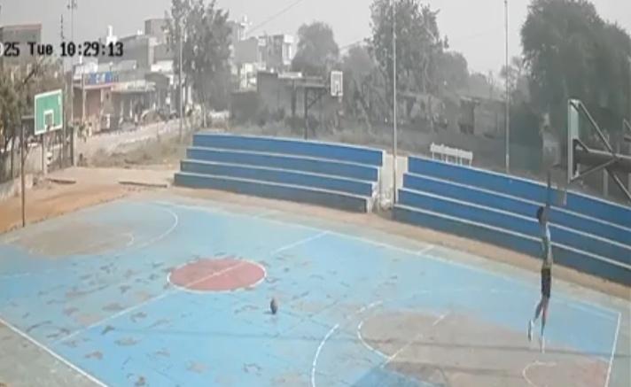 Hardik跳起來觸籃暖身,其間跳起一拉籃框。(X)