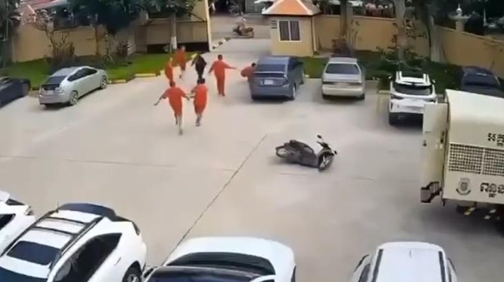 該囚犯立即向警員開槍,牽著女子,與另外5名囚犯衝出大門。(IG)