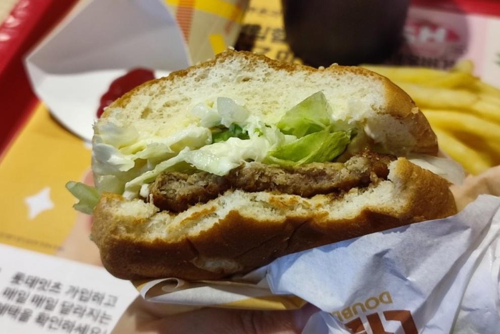 南韓大型連鎖快餐店LOTTERIA及三文治店Subway已將漢堡或三文治中的生菜以一比一的比例混合高麗菜使用,甚至直接改用高麗菜。(X)