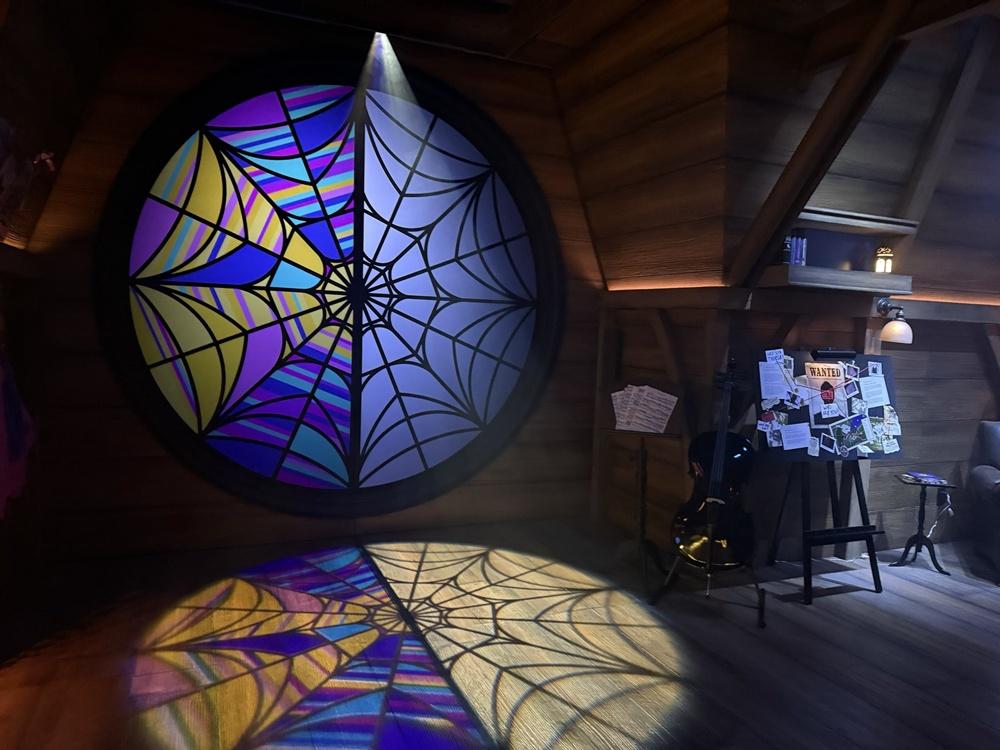 《星期三》(Wednesday)佈置。(X)