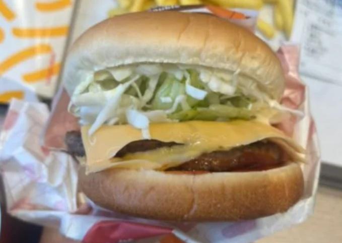 南韓大型連鎖快餐店LOTTERIA及三文治店Subway已將漢堡或三文治中的生菜以一比一的比例混合高麗菜使用,甚至直接改用高麗菜。(X)