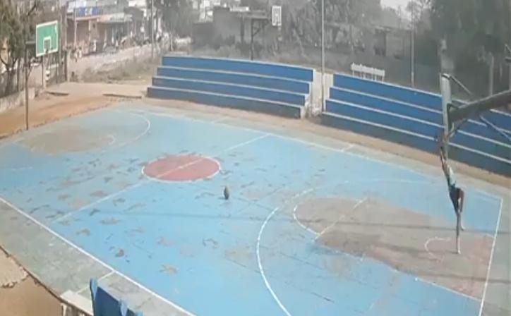 結果整個籃球架立即失平衡血前倒下,直接砸中他的胸口。(X)