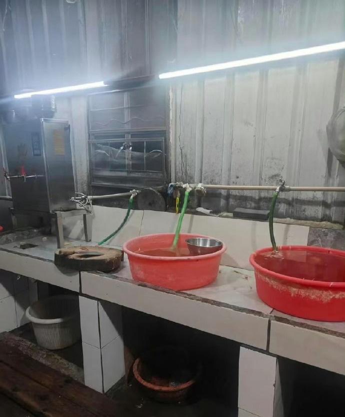 網上流傳的影片顯示,一隻白貓被抱入廚房宰殺。(微博)