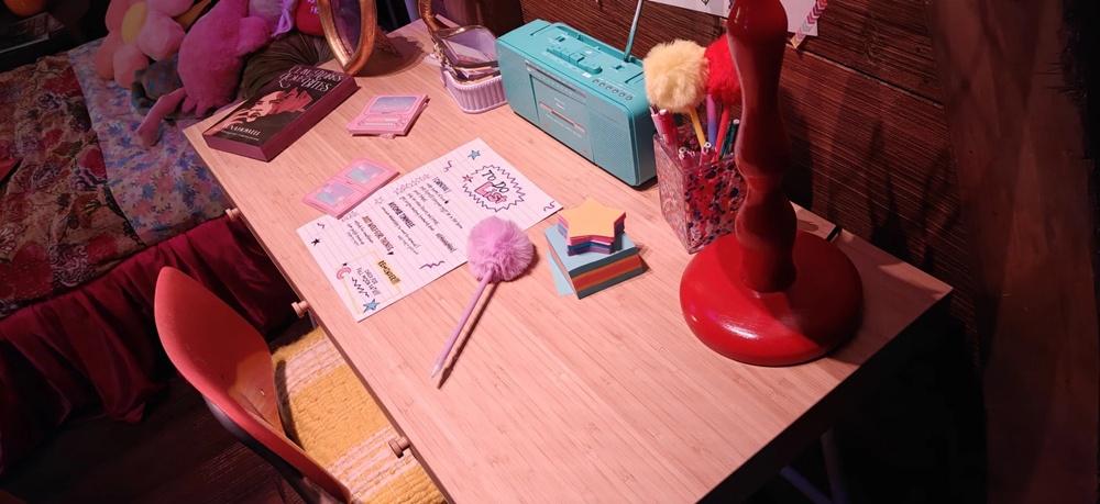 《星期三》(Wednesday)佈置。(X)